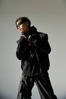 Şık bir Asyalı şık bir şehirli gibi poz veriyor..