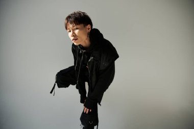 Şık bir Asyalı genç adam şık bir ortamda şık bir kıyafet sergiliyor..