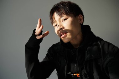 Tarz sahibi Asyalı genç bir adam evin içinde kendine güven ve karizma yayıyor..