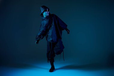 Atmosfere hükmeden yakışıklı bir Asyalı zarif bir duruş sergiliyor..