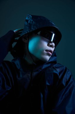 Şık bir Asyalı genç adam modern ve serin bir atmosferde kendinden emin bir şekilde poz verir..