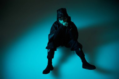 Kendine güvenen genç bir Asyalı, eşsiz tarzını canlı ve yaratıcı bir ortamda sergiliyor..