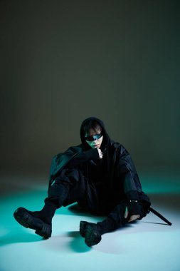 Koyu renk elbiseli şık bir adam şık bir ortamda kendine güvenen bir poz veriyor..