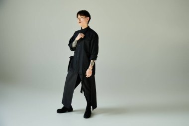 Yakışıklı Asyalı bir adam modaya uygun giyinmiş, modern moda detaylarını sergiliyor..