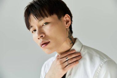 Şık görünümlü, kendine güvenen, kendine güvenen, çekici ve kapalı mekanlarda yaşayan genç bir adam..