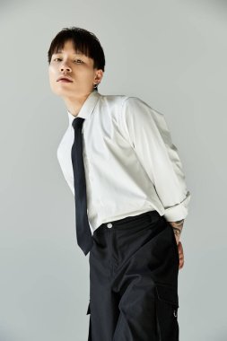 Şık bir genç adam şık bir kravat ve özel dikim pantolon giyer..