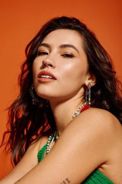 Çarpıcı genç bir kadın şık kıyafeti ve kendine güveni ile yaz titreşimleri yayar..