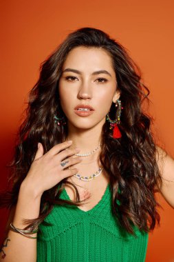 Genç bir kadın, canlı stili ve aksesuarlarıyla yaz atmosferini somutlaştıran bir sıcaklık yayar..