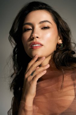 Bu büyüleyici genç kadın güzellik ve güven yayıyor, yaz atmosferini kucaklıyor..