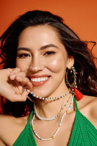 Genç bir kadın renkli aksesuarlarıyla şık bir yaz elbisesi içinde ışıldıyor..