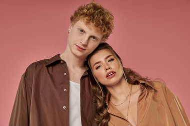 Modayı takip eden bir çift, aşklarını canlı bir atmosferde sergiliyor..