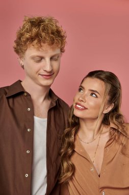 Şık bir çift, aşklarını ve modalarını neşeli bir atmosferde sergileyerek hassas bir anı paylaşır..