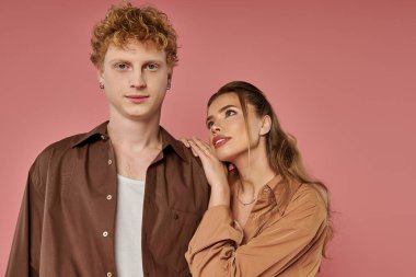 Genç çift, modaya uygun giysiler içinde bir şefkat ve bağ anını paylaşıyor..