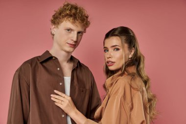 Moda çifti neşeli bir şekilde kucaklaşıyorlar, bir anlık sevgi paylaşıyorlar..