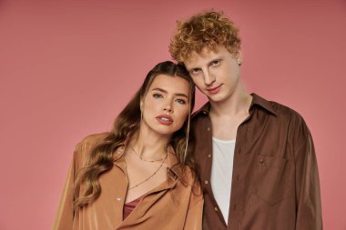 Genç bir çift, modaya uygun kıyafetlerle romantik bir ortam yaratıyor..