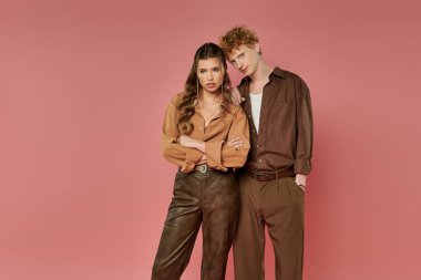 Canlı bir çift, bu hayat dolu ortamda aşklarını ve modern tarzlarını gösterir..