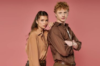 Tarz sahibi çift, modern moda ve canlı renklerde derin bir bağ sergiliyor..