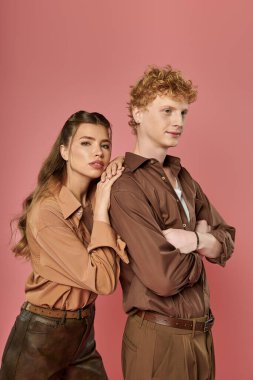 Genç bir çift, modern romantizmin özünü canlı giysileri ve yakın bağlarıyla kucaklıyor..