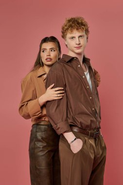 Canlı giysiler içindeki genç çift, modaya uygun bir ortamda sevgilerini gösteriyorlar..