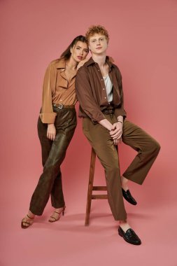 Genç çift şık kıyafetler içinde, sevgi ve güven saçan hassas bir anı paylaşıyor..