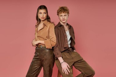 Tarz sahibi çift, modern kıyafetlerini ve derin bağlarını neşeli bir ortamda sergiliyor..