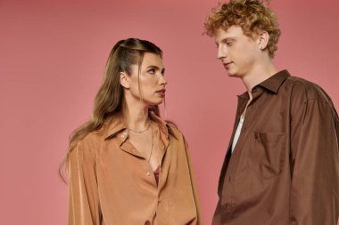 Genç bir çift, şık bir ortamda stillerini ve aşklarını sergileyerek birbirlerinin gözlerine bakar..