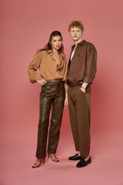 Bir çift, şık giyinmiş, romantik ve modern moda somutlaştırılmış bir şekilde, özgüvenle ayakta duruyor..