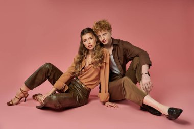 Şık bir çift rahat bir anı paylaşıyor, modaya uygun kıyafetlerini ve sevgilerini sergiliyorlar..