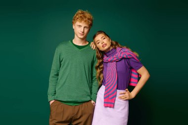 Şık bir çift, aşklarını canlı bir kıyafetle kutlar. Ilık ve bağ yayarlar..