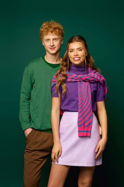 Şık bir yerde şık kıyafetler giyerek neşe ve sevgi saçan iki genç insan..