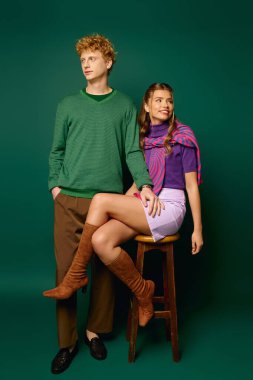 Genç çift neşeli bir şekilde poz verirken sevgi ve tarz sergiliyor..