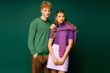 Renkli bir stüdyoda modern romantizmin ruhunu somutlaştıran büyüleyici bir çift..