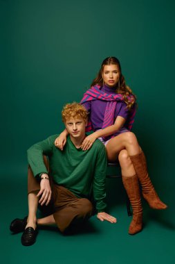 Şık, genç bir çift, canlı kıyafetleriyle sevgi dolu bir anı paylaşıyor..