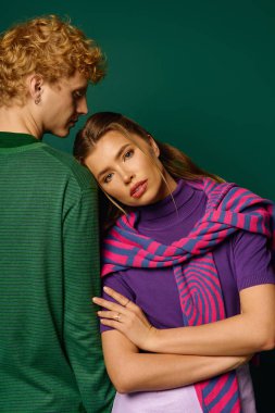 Şık bir çift, modern moda sergilenen canlı bir ortamda birbirlerine eşlik etmekten zevk alır..