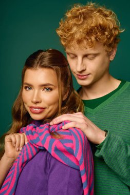 Genç bir çift sevgi ve neşe yayar. Birbirleriyle olan bağları giderek güçlenir..