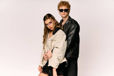 Genç çift şık kıyafetler giyer, aşk saçar ve bağlarını kutlar..