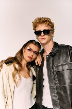 Genç çift, şık kıyafetler içinde neşeli bir anı paylaşıyor..