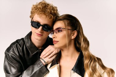 Genç bir çift, canlı giysiler içinde, hassas bir anı paylaşırken romantizm ve tarz yayar..