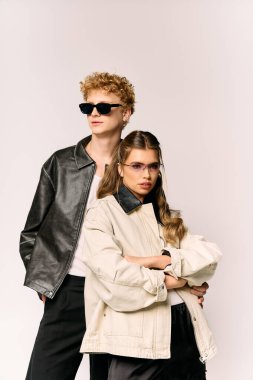 Genç bir çift, coşkulu modalarını sergiliyor. Aşkı ve birlikteliği kutluyorlar..