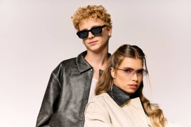 Sevgi dolu çift şık kıyafetler giyer, parlak güneş ışığı altında keyifli bir anın tadını çıkarırlar..