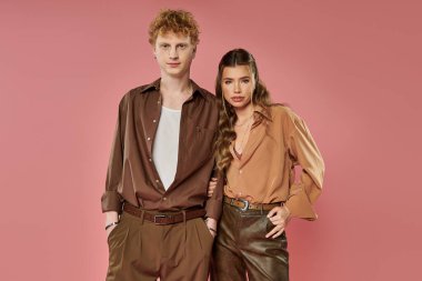 Genç bir çift, aşklarını şık kıyafetlerle paylaşıyor. Canlı bir ortamda neşe saçıyorlar..