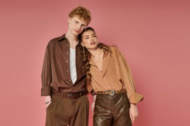 Tarz sahibi genç bir çift aşklarını modern bir ortamda ifade eder, neşe saçar..