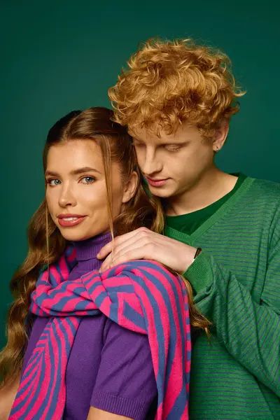 Birbirine yakın sevgi dolu bir çift, şık kıyafetler ve neşeli bir bağ sergiliyorlar..