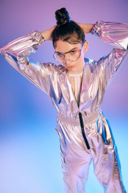 Metalik kıyafetli genç bir kadın cesur ve enerjik modasını sergiliyor..