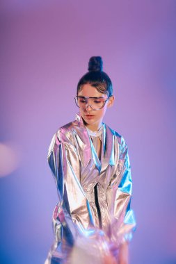 Genç bir kadın, yenilikçi tarzını holografik bir kıyafetle sergileyerek modern zarafetini sergiliyor..