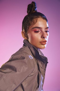 Hareketli genç bir kadın moda anlayışını cesur bir stil ve karizmayla sergiliyor..