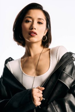 Genç kadın kendine güveni tam bir poz veriyor, modern moda eğilimlerini somutlaştırıyor..