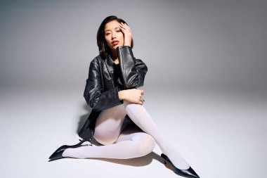 Entellektüel genç kadın zarif bir şekilde evde otururken moda anlayışını sergiliyor..