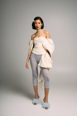 Güzel genç bir gelin, samimi bir moda seansında zarif bir şekilde gelinliğini sergiliyor..