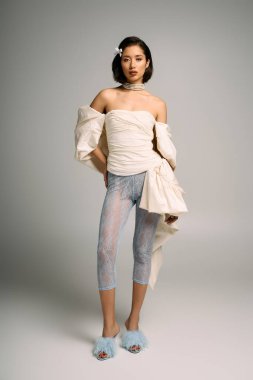 Çarpıcı genç bir gelin zarif ve çağdaş tarzıyla kendine güvenir..